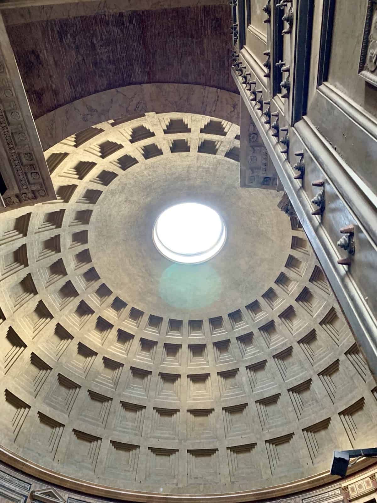 Rome travel guide - the inside of the Pantheon is so cool