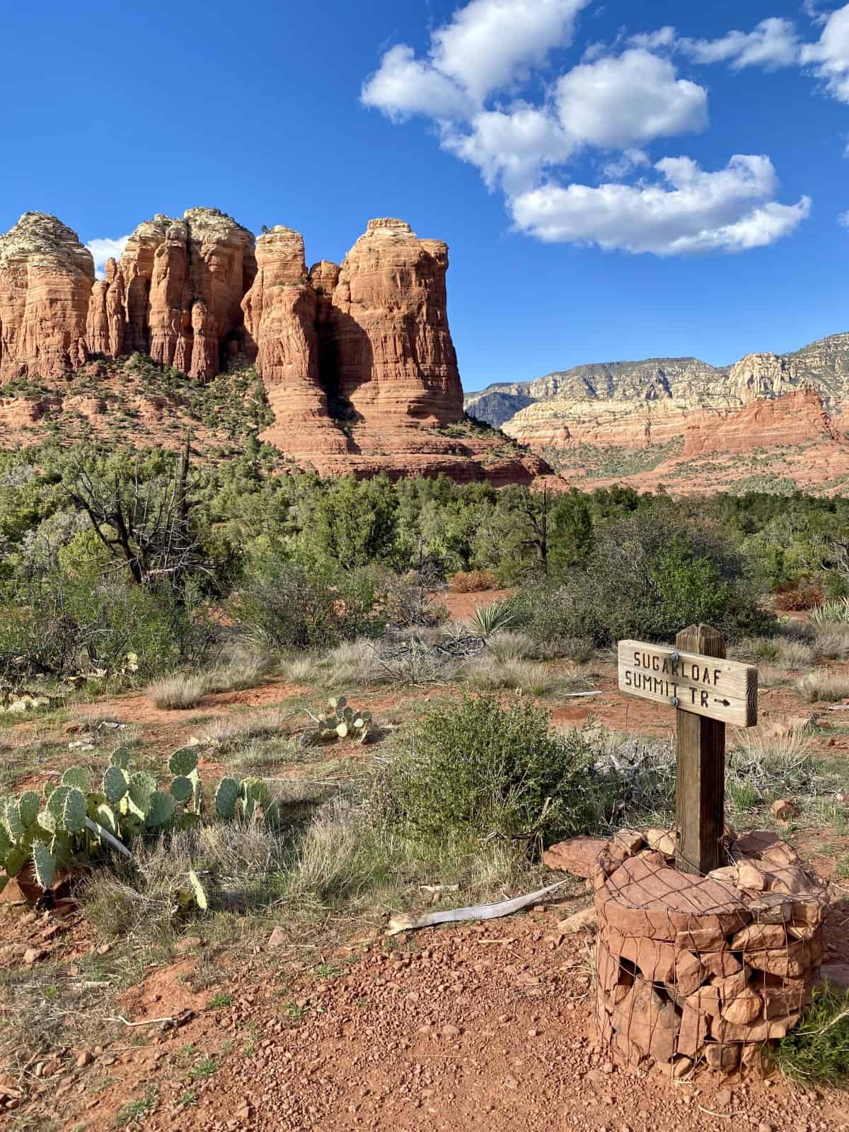 Sugarloaf Loop Trail...Maybe Sedona's Most Underrated Hike | If you're looking for a short, easy hike in Sedona with amazing views that's not too crowded, the Teacup Trail and Sugarloaf Loop and Summit are perfect for you! Sedona trail ideas, best Sedona hikes, easy Sedona hikes, Sedona sunrise hike. #sugarloafloop #sedona #arizonahikes #girlstrip