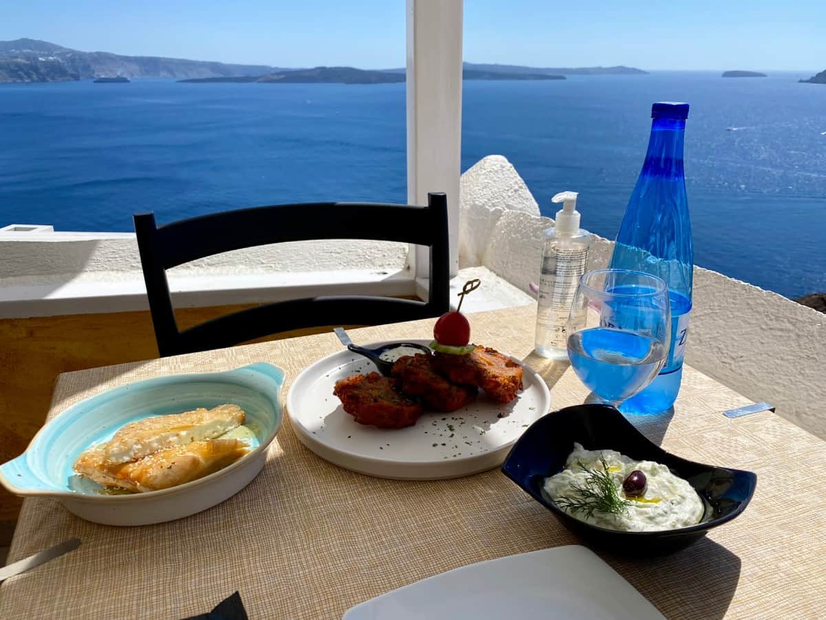 Where to eat in Oia, Santorini - delicious food with a view at Apsithia