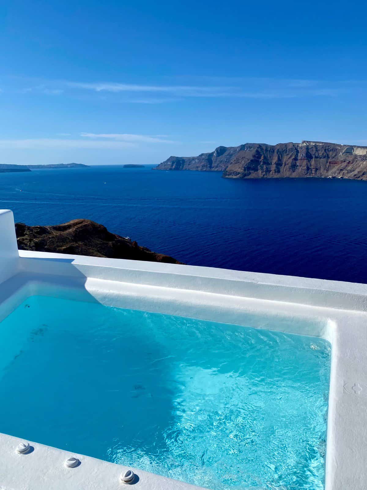 Things to do in Oia, Santorini | Is Oia worth visiting? A guide to Santorini's most famous town...what to do in Oia, where to eat, the best Oia cave hotels, helpful tips, & I share the awesome parts & the terrible touristy parts so you can decide if Oia deserves a spot on your Greek islands itinerary. 