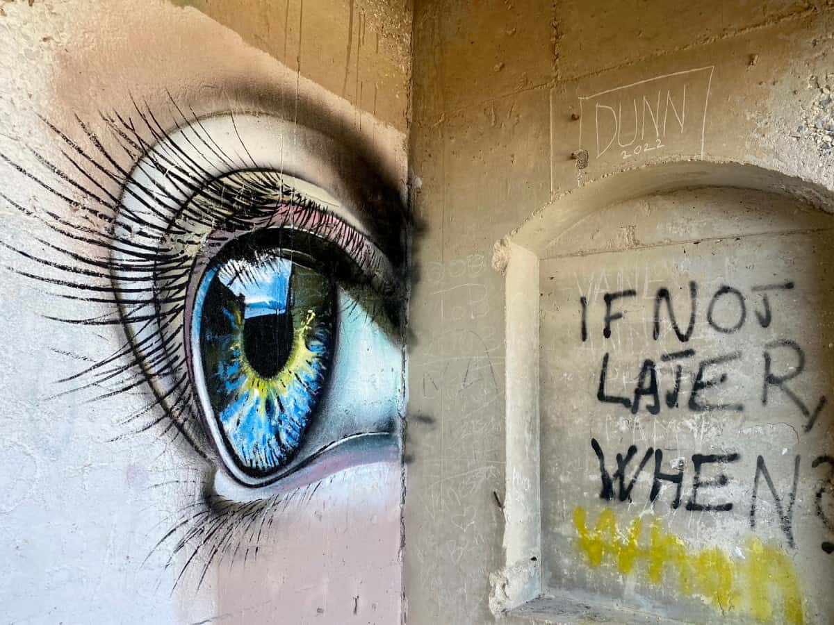 abandoned graffiti hotel near Hawaii Beach in Naxos